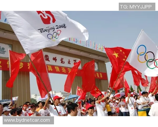 足球明星携手传递火炬点燃激情，共同迎接盛大赛事的到来